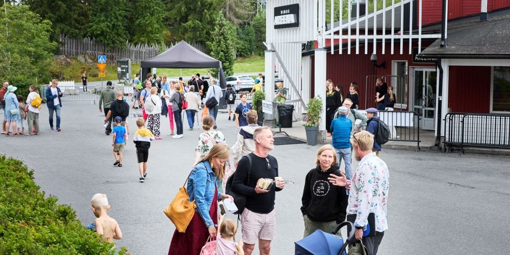 Juhlavieraita Himoksen pihalla